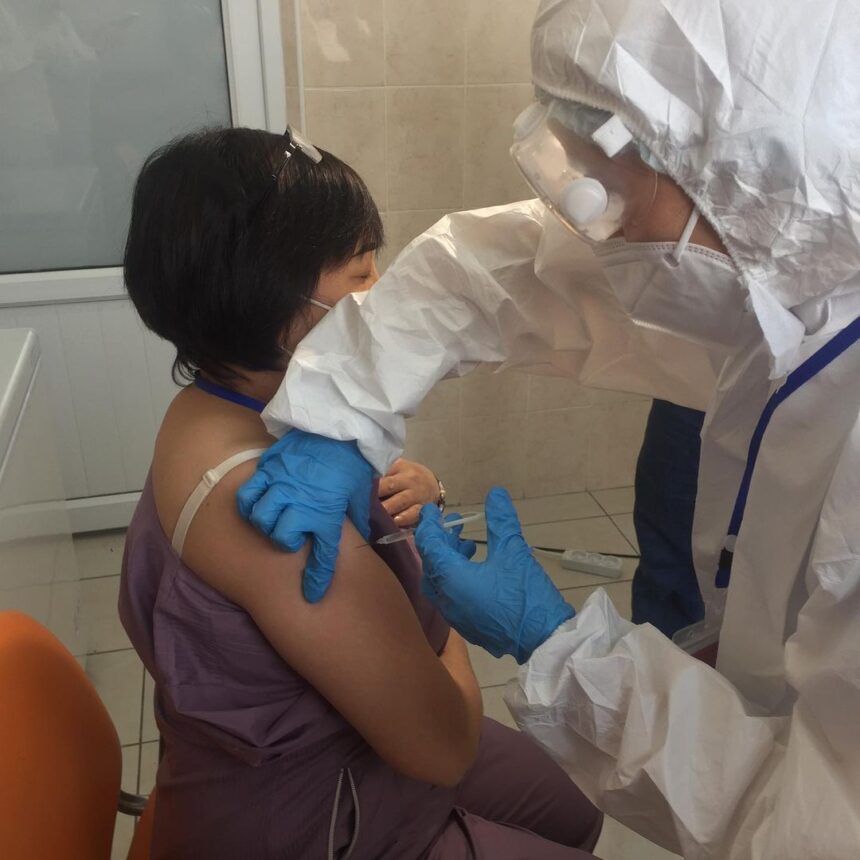 В Алматы медики прошли вакцинацию от коронавирусной инфекции