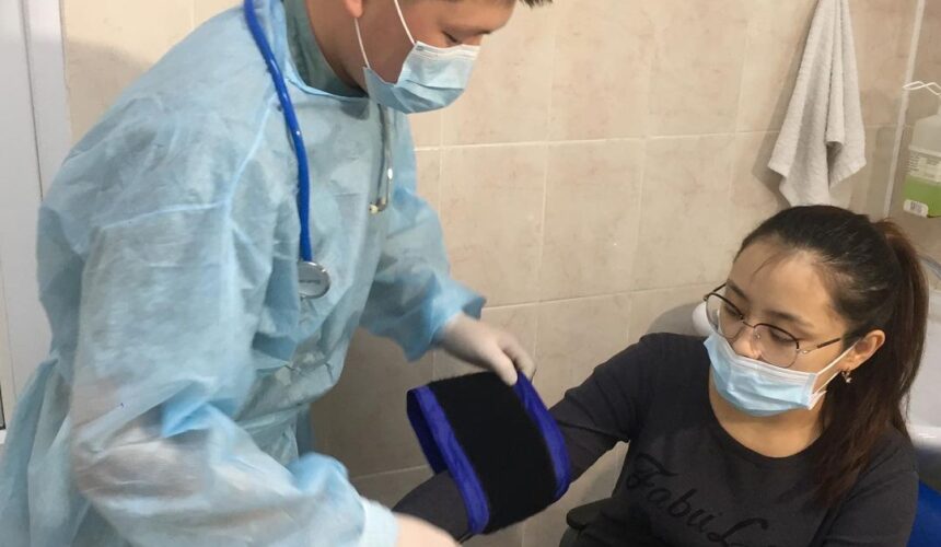 Аким города Бакытжан Сагинтаев посетил поликлинику №36. Градоначальник проверил ход вакцинации и побеседовал с горожанами, которые пришли сегодня сделать антивирусную прививку.