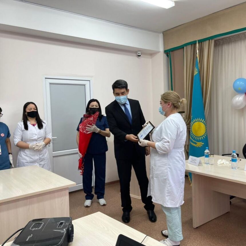 Сегодня в Городской поликлинике N 36 поздравили работников среднего медицинского звена с Международным днем медсестры.